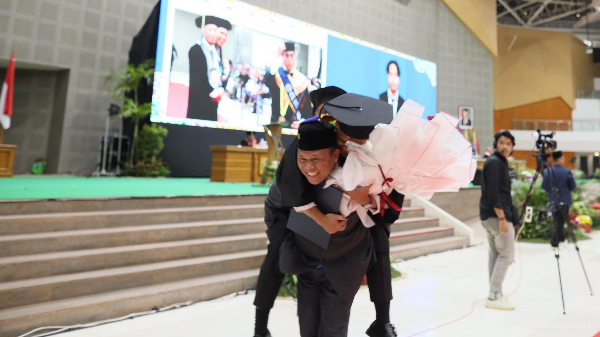 news.ums_.ac_.id-Momen-Mengharukan-di-Wisuda-UMS-Putra-Dekan-FKIP-Raih-Cumlaude-dan-Lulus-Aktivis-3